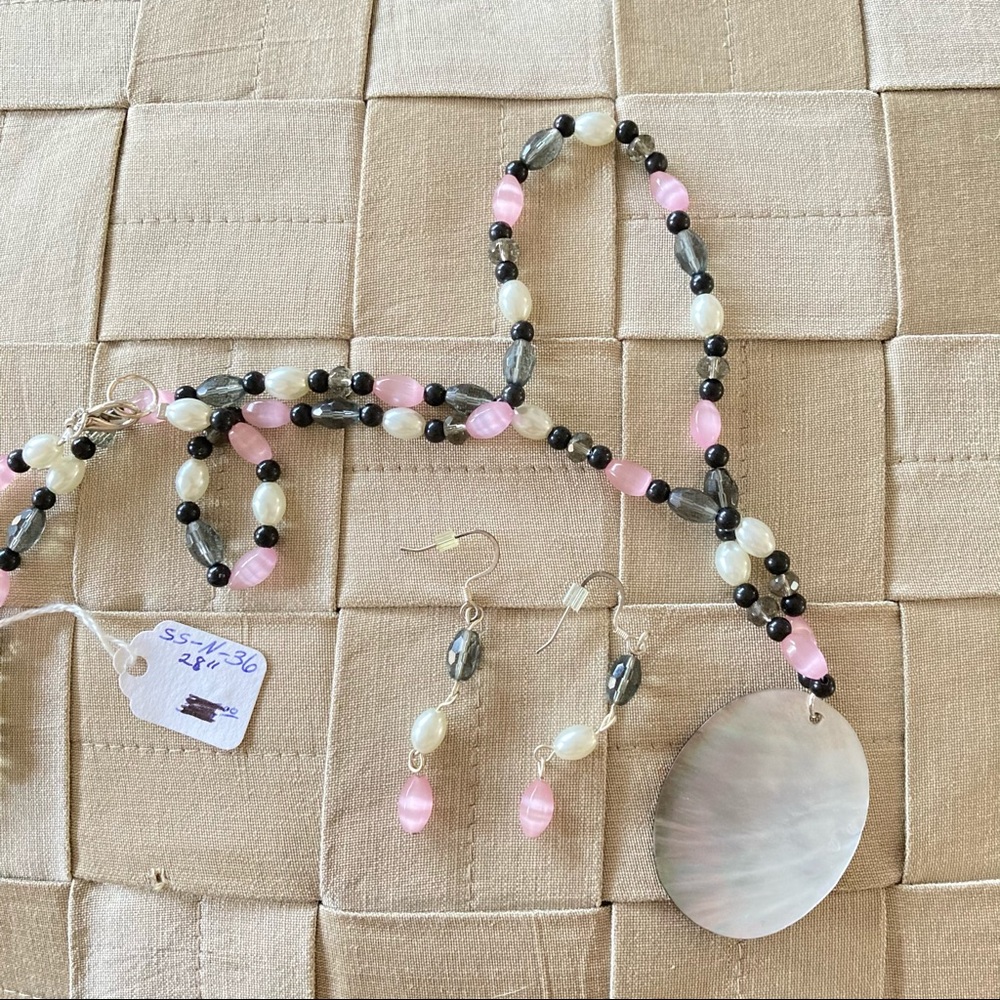 Handmade black white and pink pearls necklace and earrings set - Picture 3 of 6
